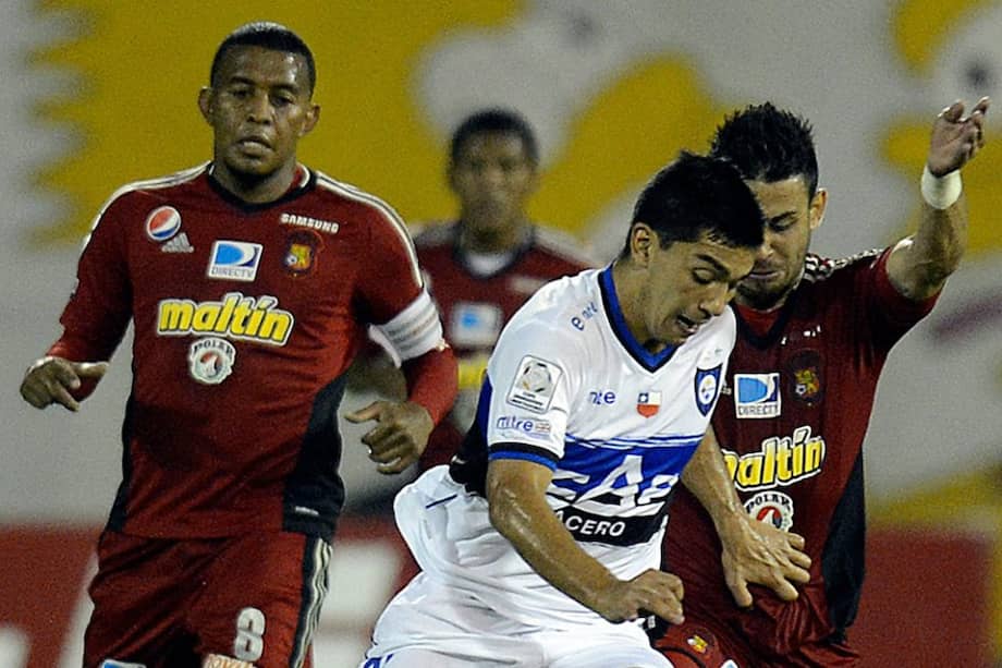Gabriel Sandoval de Huachipato controla la pelota ante la marca de los jugadores de Caracas.