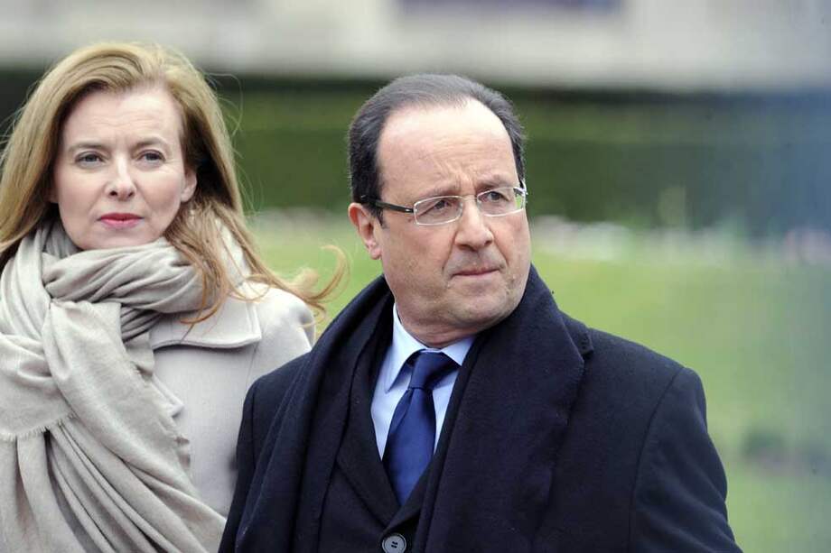 El presidente francés, François Hollande, junto a su actual pareja, Valérie Trierweiler, quien ya salió del hospital tras un “ataque de tristeza”. / AFP