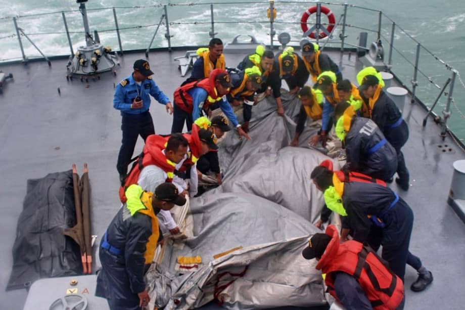 Francia abre investigación sobre accidente de avión de AirAsia