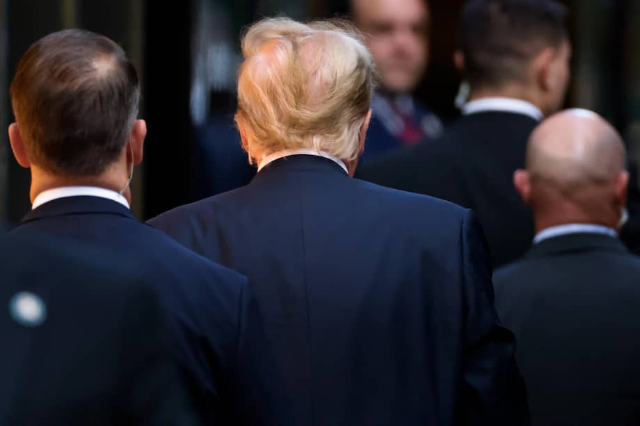 l expresidente estadounidense Donald Trump (C) regresa a la Torre Trump después de que un jurado lo declarara culpable de los 34 cargos en su juicio penal en la Corte Suprema del Estado de Nueva York, en Nueva York, Nueva York, EE.UU., 30 de mayo de 2024.