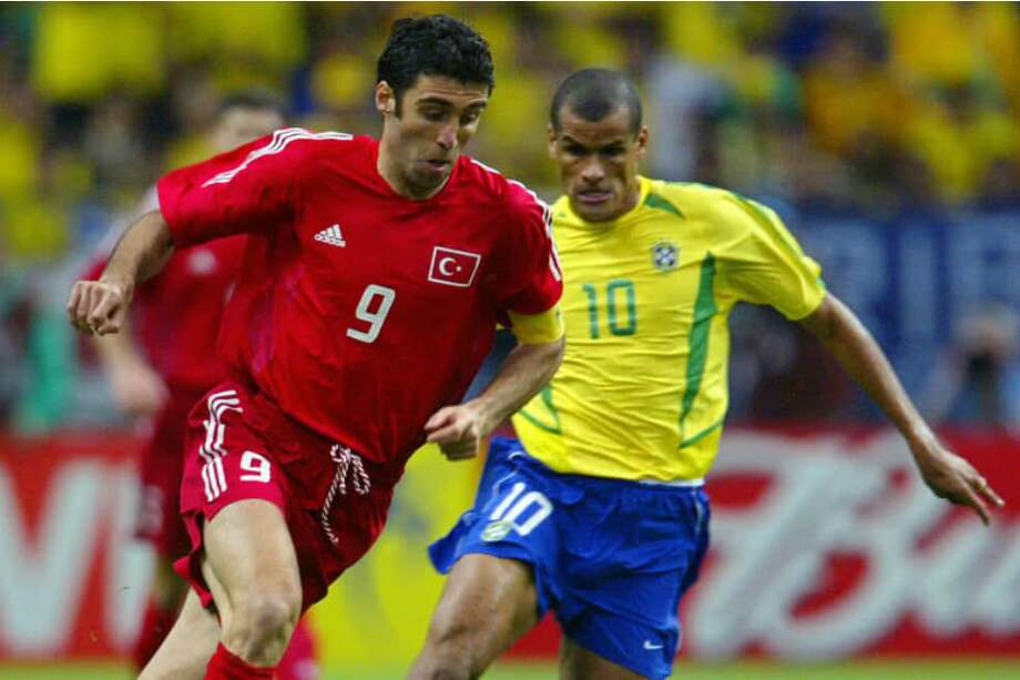 Hakan Sukur, durante el partido entre Turquía y Brasil de la semifinales del Mundial de Corea y Japón 2002. / AFP