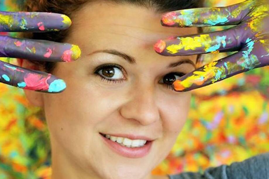 Iris Scott, la artista que pinta con los dedos