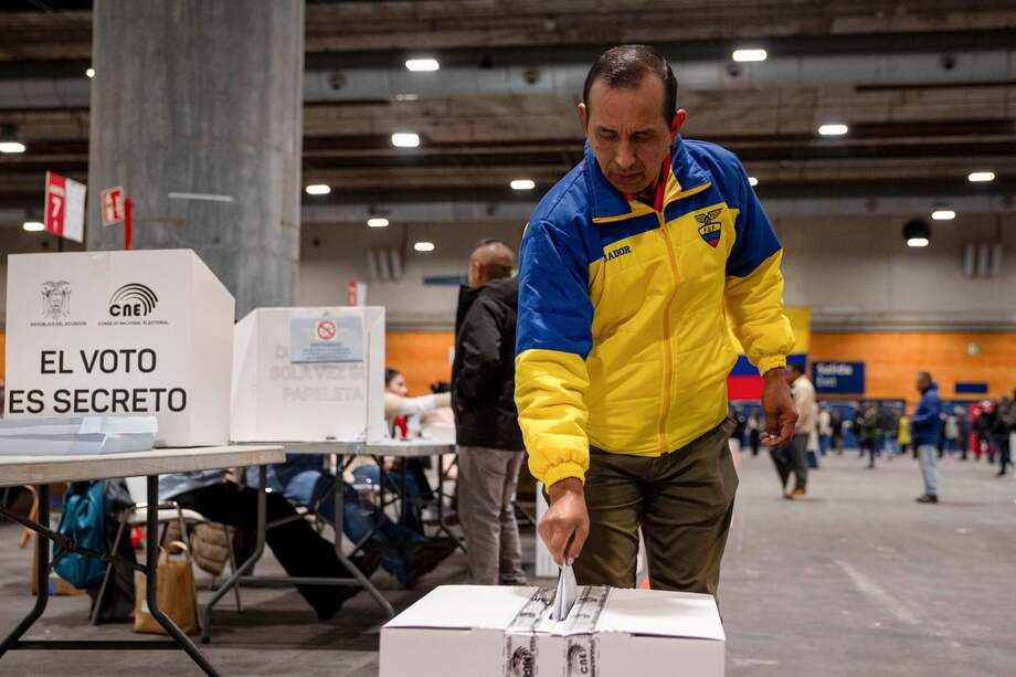 Un votante ecuatoriano deposita su voto en el centro de votación instalado en el centro de convenciones IFEMA de Madrid el domingo.