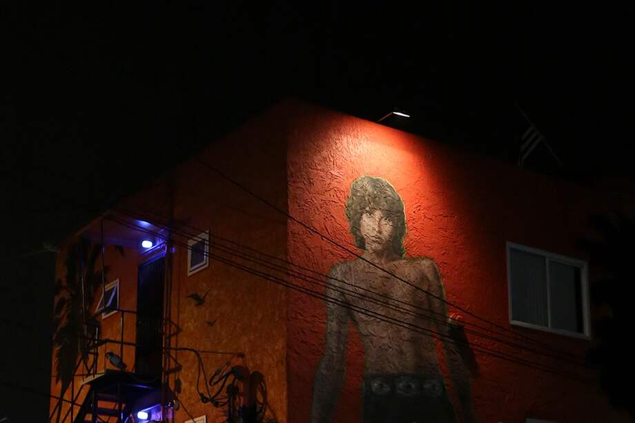 El Morrison obeso y alcohólico que en marzo de 1971 se refugió en París de sus problemas personales y legales distaba mucho de la fiera escénica de su época dorada, ídolo de masas que aplaudían su entrega e irreverencia. / EFE