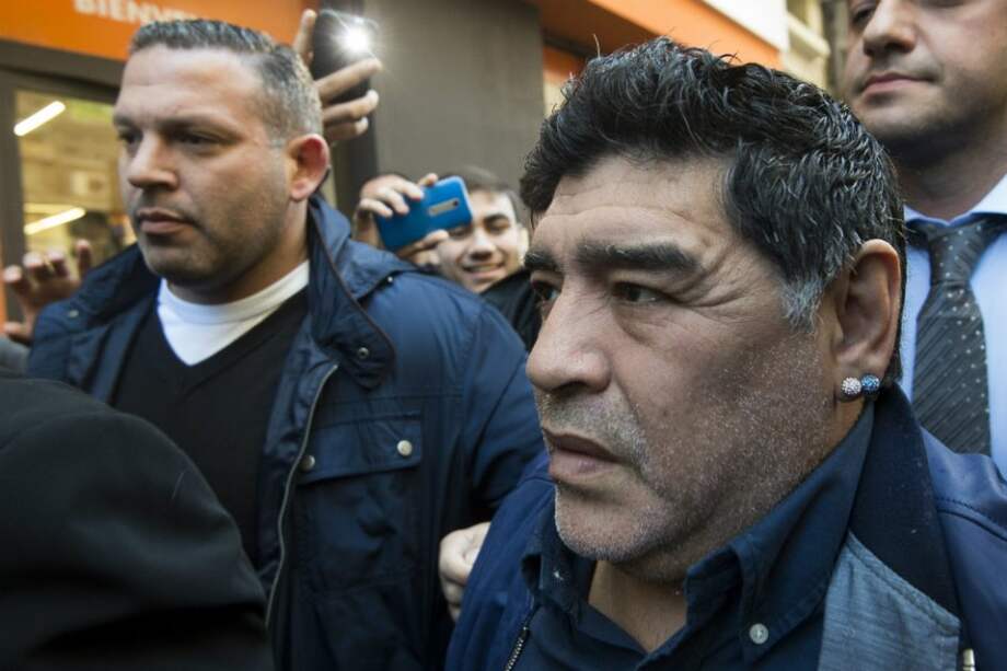 Maradona interrumpió la reunión saliendo antes de tiempo de la sede lo que ocasiono un caos. / AFP