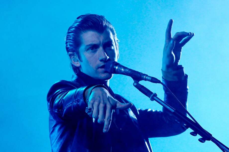 Alex Turner de la banda británica Arctic Monkeys se presenta en concierto en Bogotá.