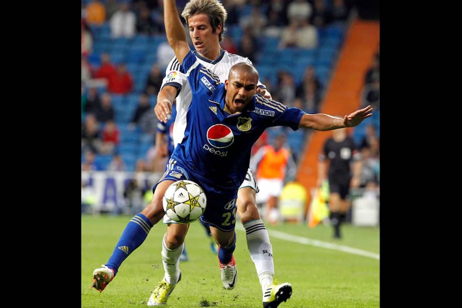 El defensa de Millonarios Lewis Ochoa es derribado por el portugués Fabio Coentrão. / EFE