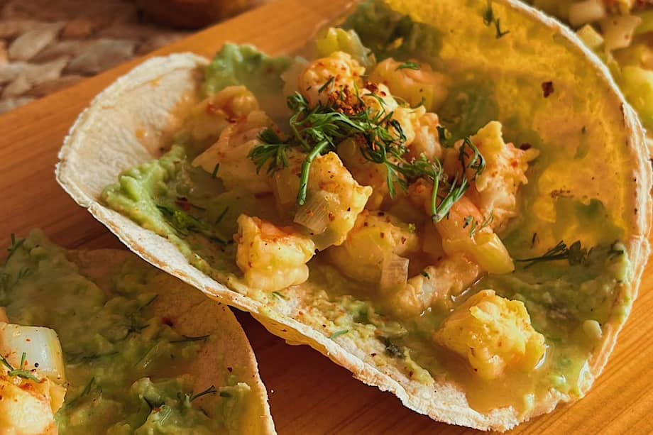 Añade a estas tostadas de camarón queso rallado para disfrutar.
