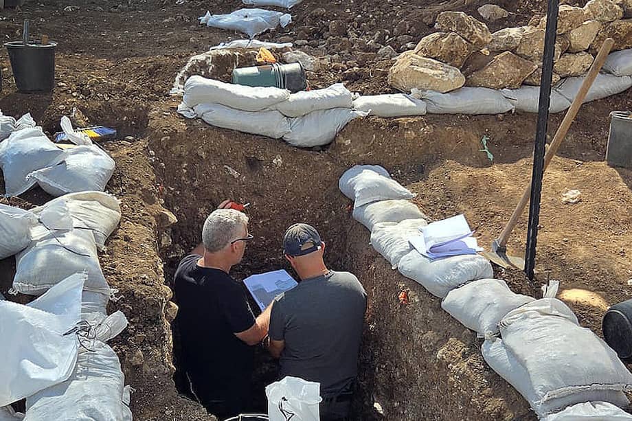 Hachas de mano prehistóricas halladas por los investigadores israelíes que descubrieron una cueva de entre 400.000 y 250.000 años de antigüedad, correspondiente al Paleolítico Inferior.