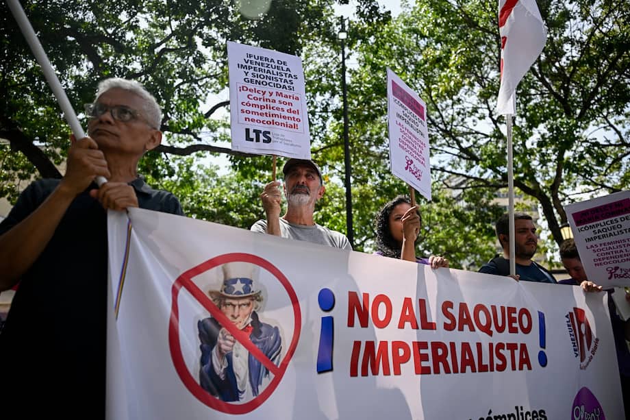 Miembros del Partido Comunista de Venezuela (PCV) sostienen una pancarta con el lema "No al saqueo imperialista" durante una protesta contra la injerencia estadounidense en Venezuela en la Plaza El Venezolano de Caracas, el 4 de agosto de 2026.