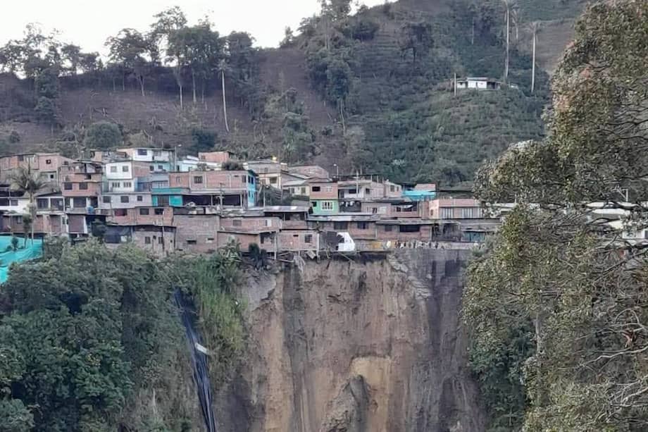 El deslizamiento hizo que una de las viviendas cayera al abismo.