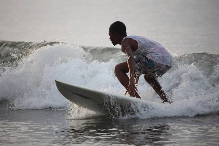El Club de Surf de Termales tiene un reglamento en el que los niños se comprometen a sacar buenas calificaciones, ser respetuosos con sus padres y compañeros, y asistir al colegio / Tatiana Pardo