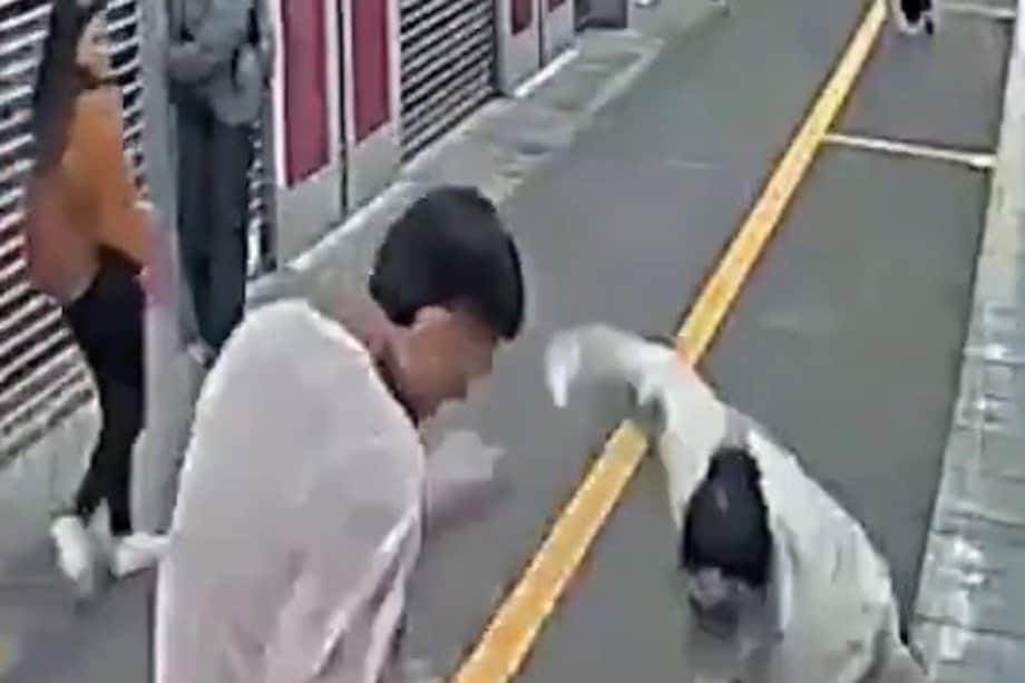 El guarda de seguridad fue agredido luego de impedir el ingreso de personas que, presuntamente, intentaban colarse al sistema.