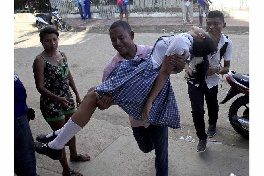 Desmayos y dolores de extremidades fueron algunos de los síntomas reportados en El Carmen de Bolívar. / AFP