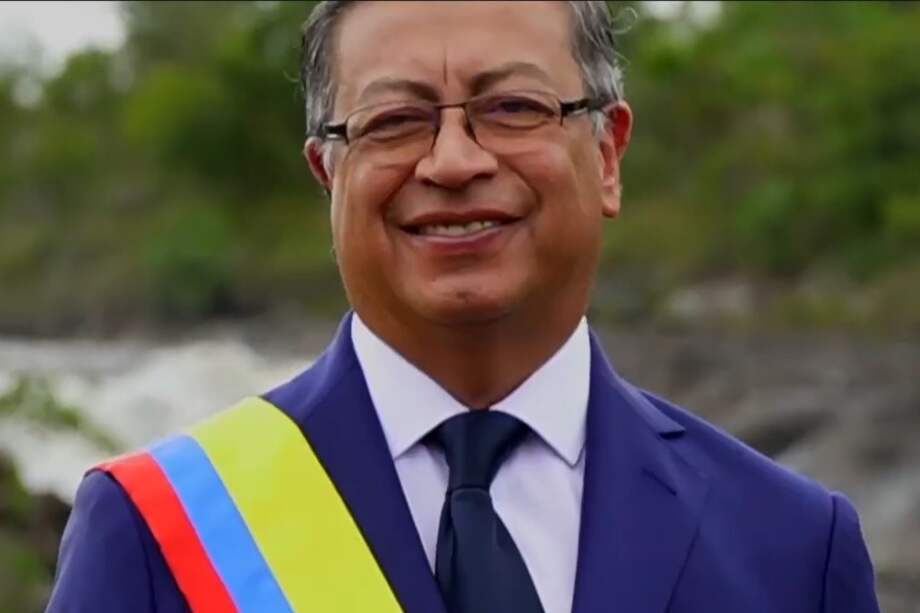 Gustavo Petro con la cinta presidencial.