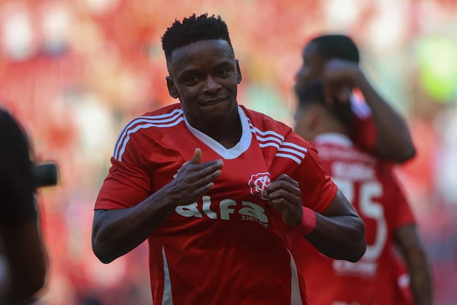 El extremo colombiano apareció en el momento más tenso de la temporada y firmó el 3-1 contra Bragantino, un gol que selló la salvación del Internacional en la última fecha del Brasileirao.