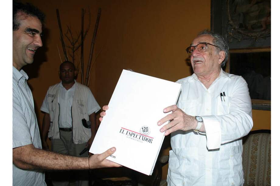 El director de El Espectador, Fidel Cano, entregándole a Gabo un ejemplar del libro conmemorativo de los 120 años de este diario. / Archivo - El Espectador