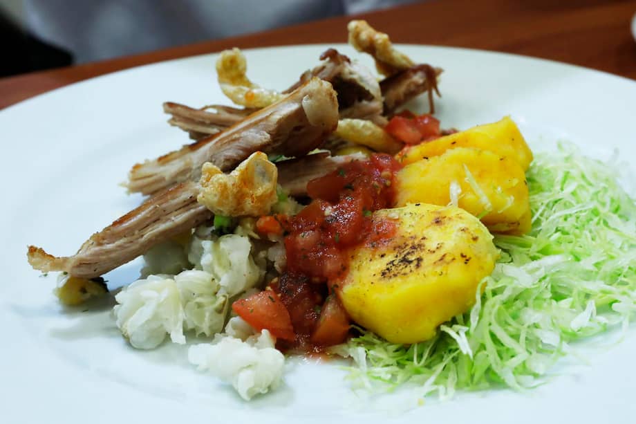 Plato de Hornado que hizo parte de la muestra de gastronomía ecuatoriana en el Bogotá Madrid Fusión (BMF), el 2 de diciembre de 2022, en Bogotá.