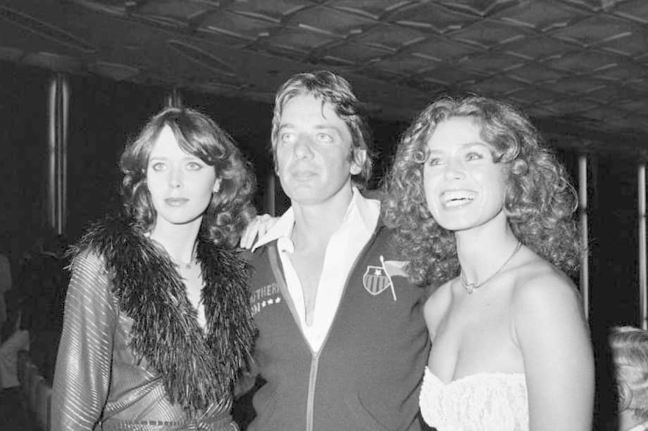 Just Jaeckin posando con la actriz francesa Corinne Cléry y la estrella holandesa Sylvia Kristel.