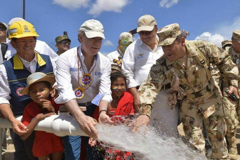 En octubre de 2015, el presidente Juan Manual Santos entregó en Uribia (La Guajira) un pozo profundo para ayudar a abastecer de agua pobladores de la región. / Archivo Presidencia