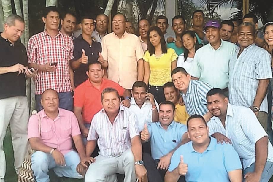 En la foto, el alcalde Toloza (centro) y “Yuca Jorra” (de camiseta verde). / Cortesía
