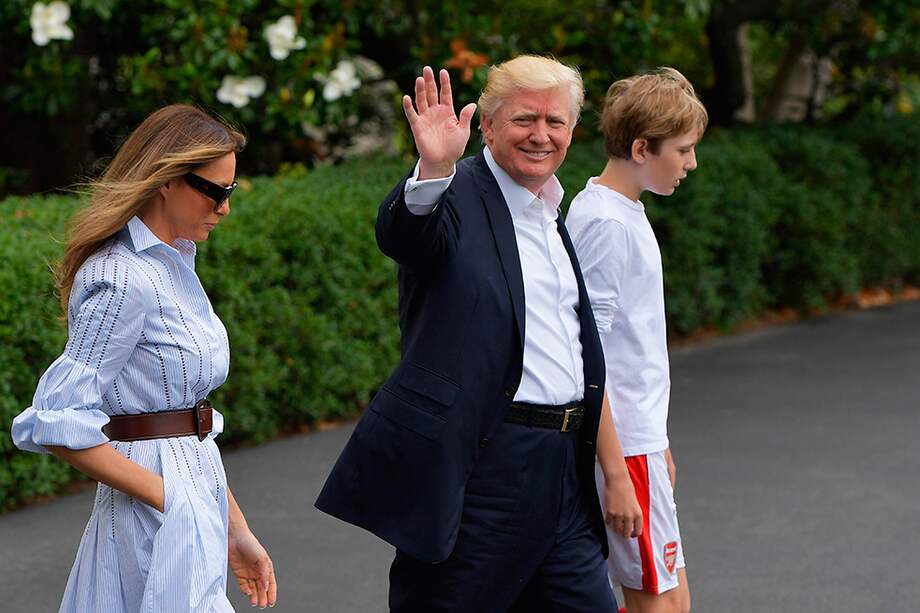 El presidente Donald Trump, su esposa Melania y su hijo Barron. / AFP