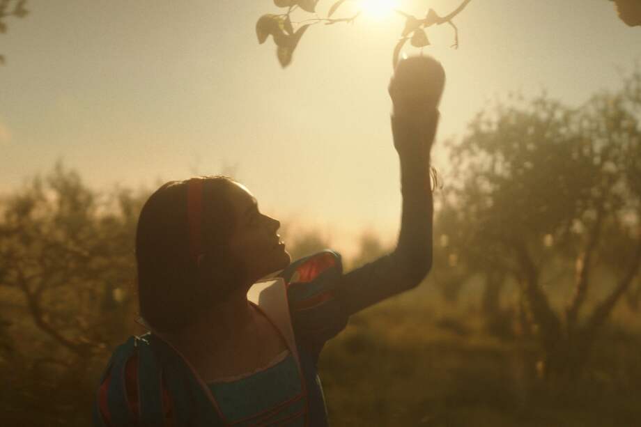 Rachel Zegler es Blanca Nieves.