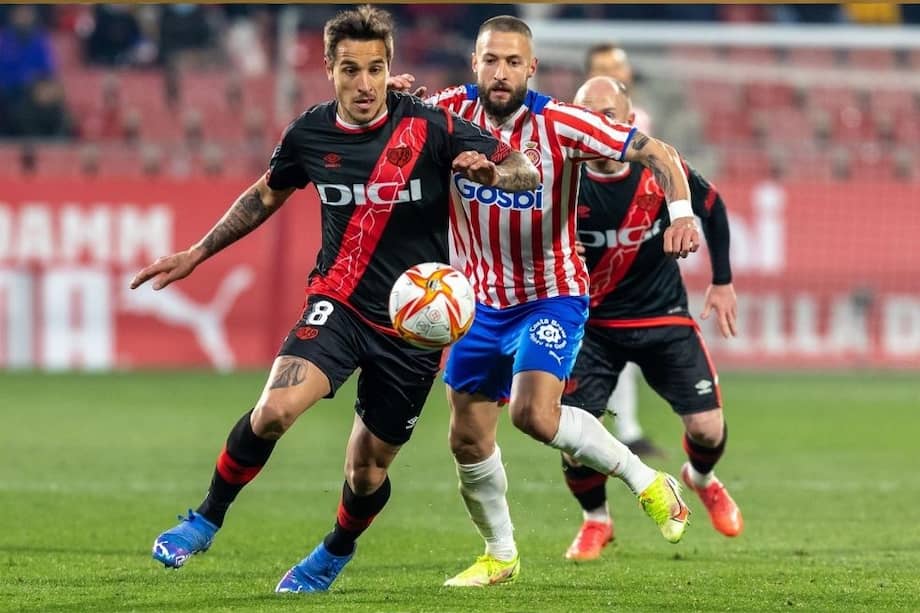 El defensa del Girona, David Juncà, (derecha) disputa el balón con el centrocampista argentino de Rayo Vallecano, Óscar Trejo.