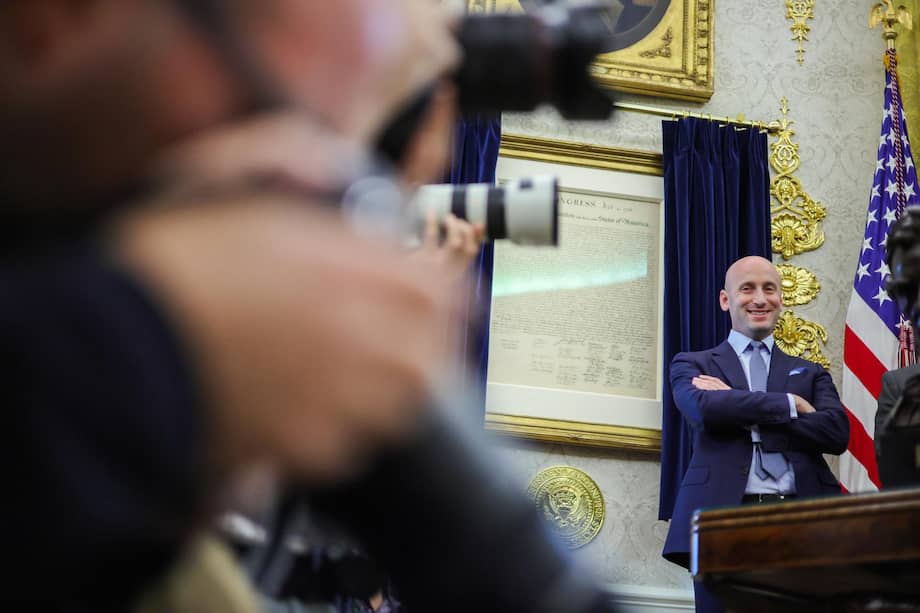 Stephen Miller, subjefe de Gabinete para políticas de la Casa Blanca, escucha al presidente Donald Trump mientras firma un memorando presidencial en Washington, DC, EE.UU., el 15 de septiembre de 2025.