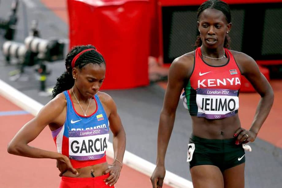 La colombiana Rosibel García (i) junto a la kentiana Pamela Jelimo tras la primera semifinal de 800 metros femeninos de la competición olímpica de atletismo. / EFE