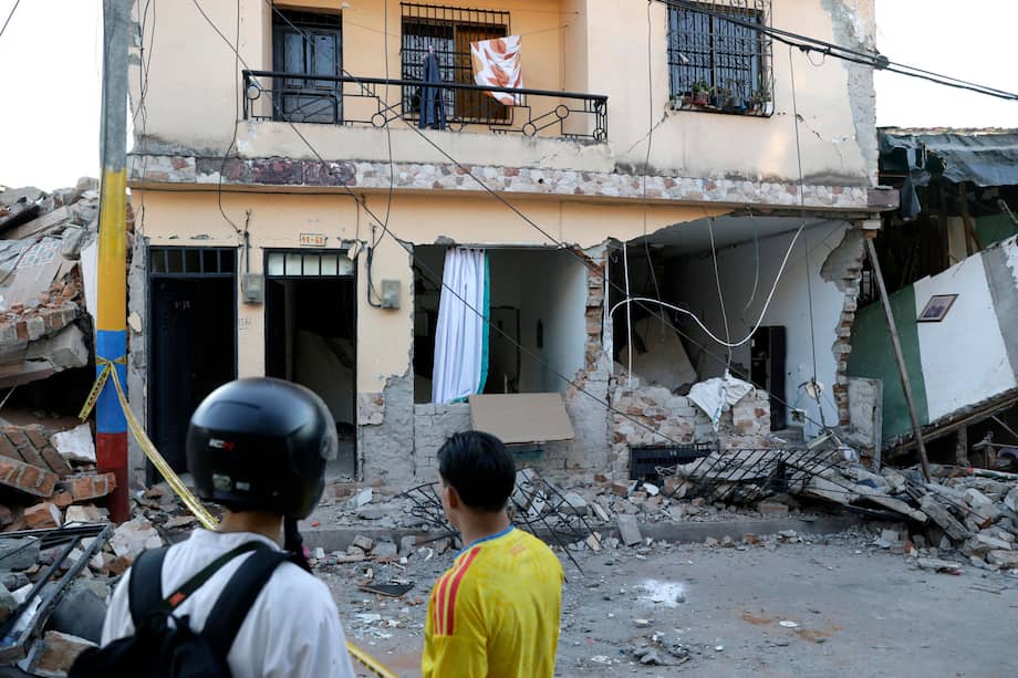 Las medidas buscan atender la
emergencia y financiar el mejoramiento, la reparación y la reconstrucción de infraestructura residencial, comercial e institucional. EFE/ Carlos Ortega