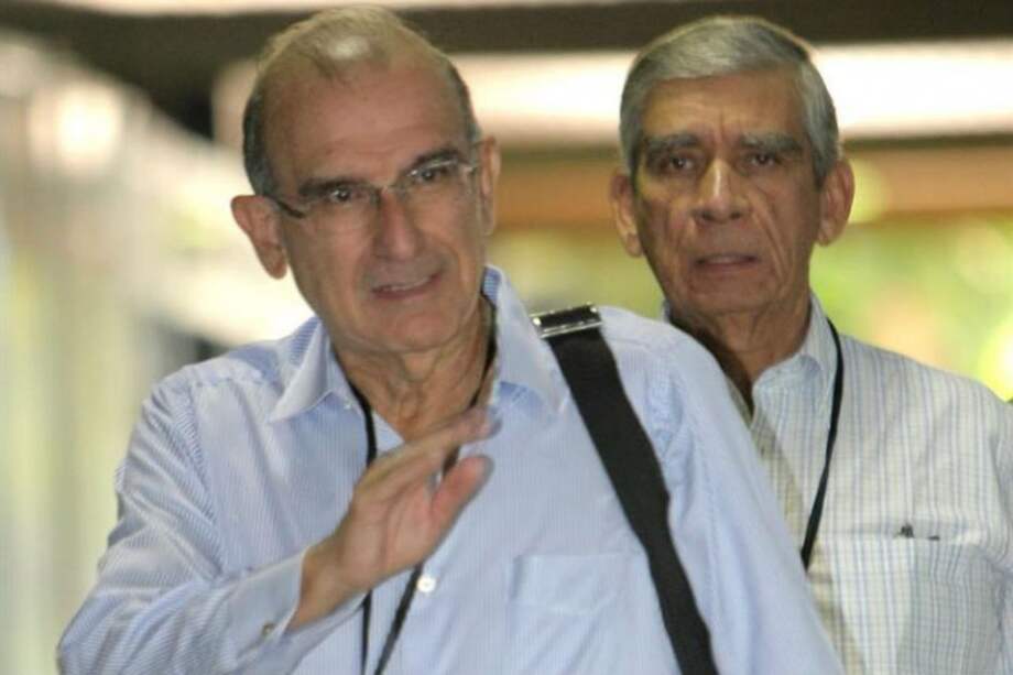 Crean comisión para investigar "chuzadas" a negociadores del proceso de paz