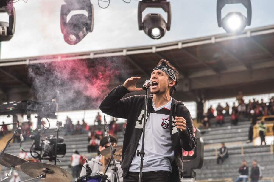 Mario Muñoz, voz líder de la banda Doctor Krápula, en su presentación en el estadio El Campín el 28 de enero de 2018, en el Torneo Fox Sports. / Lina Martínez