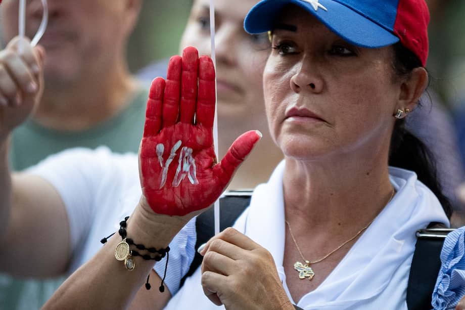 Imagen de referencia: una mujer con las manos pintadas participa en una manifestación en Caracas contra "la persecución, el hostigamiento y la represión".