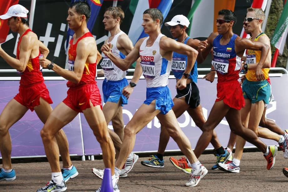 Luis Fernando López (segundo de derecha a izquierda - pantaloneta roja y camiseta azul y tenis adidas), durante la competencia olímpica de los 20 km Marcha / EFE)