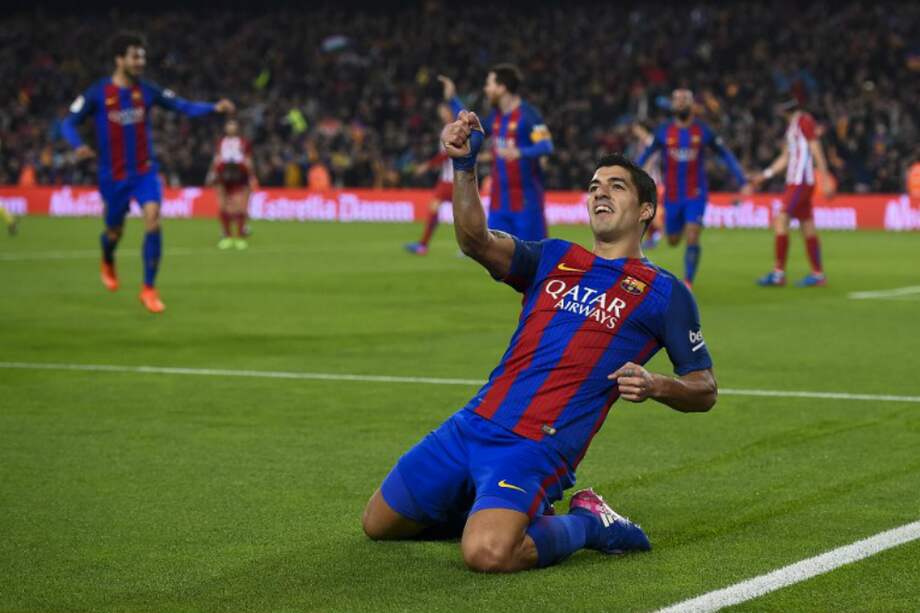 El uruguayo Luis Suárez celebra el gol con el que Barcelona abrió el marcador este martes en el estadio Camp Nou. / AFP