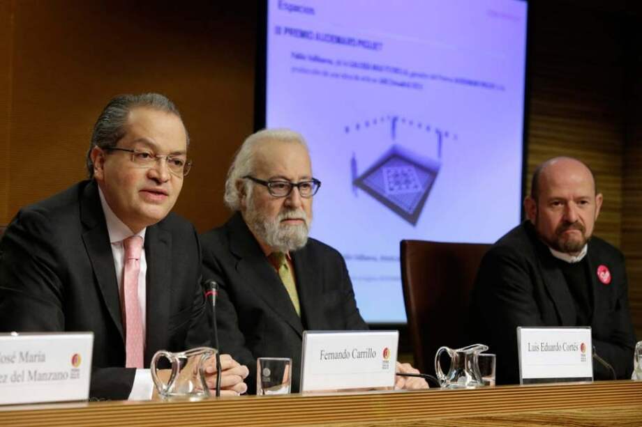 El embajador de Colombia en España, Fernando Carrillo Flórez, el presidente de la Institución Ferial de Madrid (IFEMA), Luis Eduardo Cortés, y el director de ARCO, Carlos Urroz, durante la presentación de ARCOmadrid. / Efe