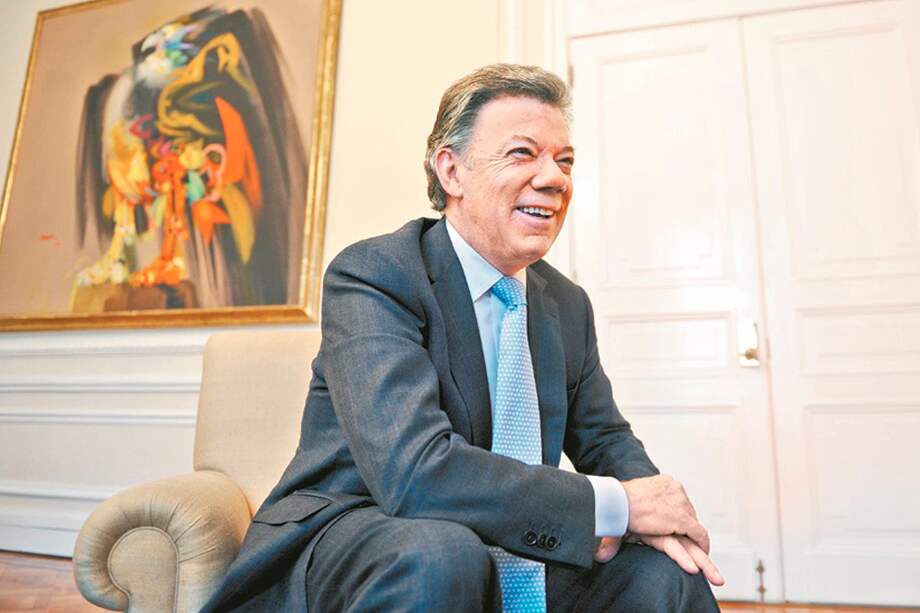 El jefe de Estado durante la charla con este diario en su despacho del Palacio de Nariño. Anunció una partida de $250 mil millones para hospitales públicos en crisis.