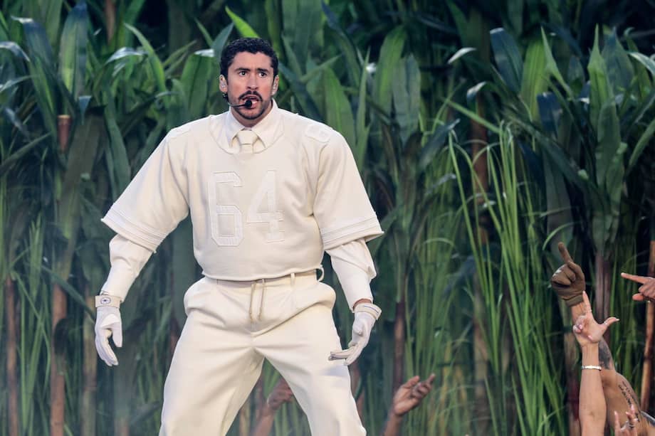 El cantante puertorriqueño Bad Bunny actúa en el espectáculo de medio tiempo del Super Bowl LX entre los New England Patriots y los Seattle Seahawks.