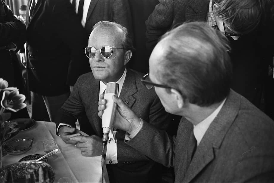 Truman Capote (izq.) fue uno de los hombres que revolucionó el género de no ficción con obras como "A sangre fría".