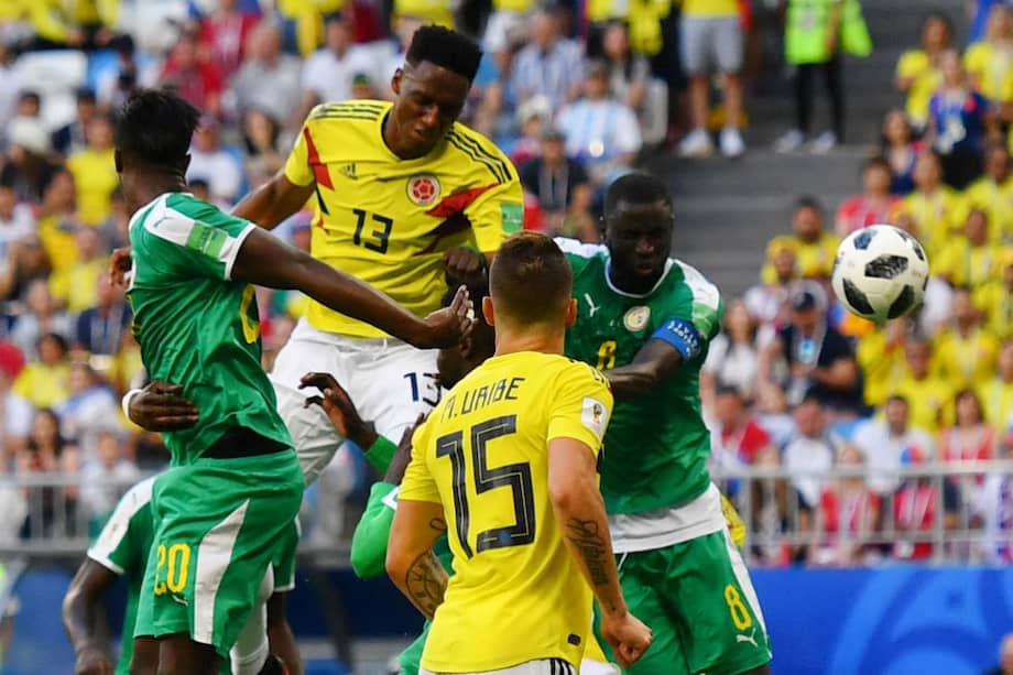 Momento en que la técnica para cabecear de Yerry Mina resuelve un partido enredado y vence a la defensa de Senegal en el estadio ruso de Samara. / AFP