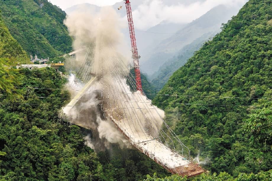 Demolición de la segunda pila del viaducto Chirajara. / Óscar Pérez/El Espectador