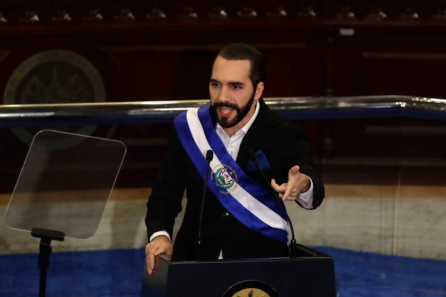 Nayib Bukele estaría buscando la reelección al postularse como candidato presidencial. El Tribunal Supremo Electoral tendrá que definir si puede hacerlo sin romper la ley.
