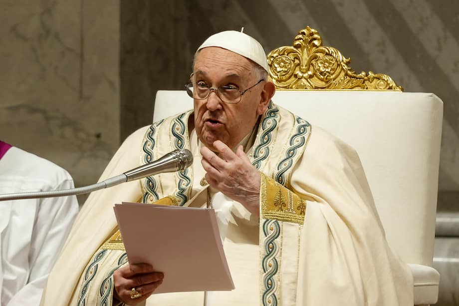El papa Francisco preside una Santa Misa de Vigilia Pascual en la Noche Santa de Pascua en la Basílica de San Pedro en la Ciudad del Vaticano, el 30 de marzo de 2024.