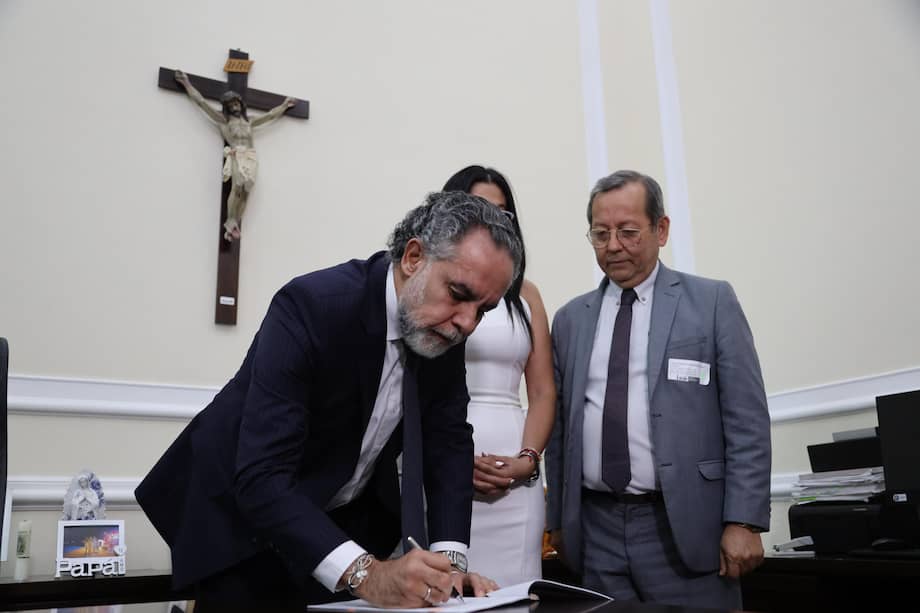 Ministro del Interior, Armando Benedetti radica proyecto de ley para reformar las Asambleas departamentales.