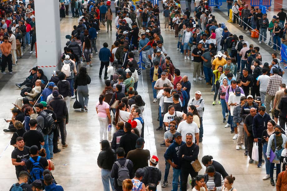 Cientos de migrantes hacen fila en Barcelona para conseguir los documentos que necesitan para su regularización en España.