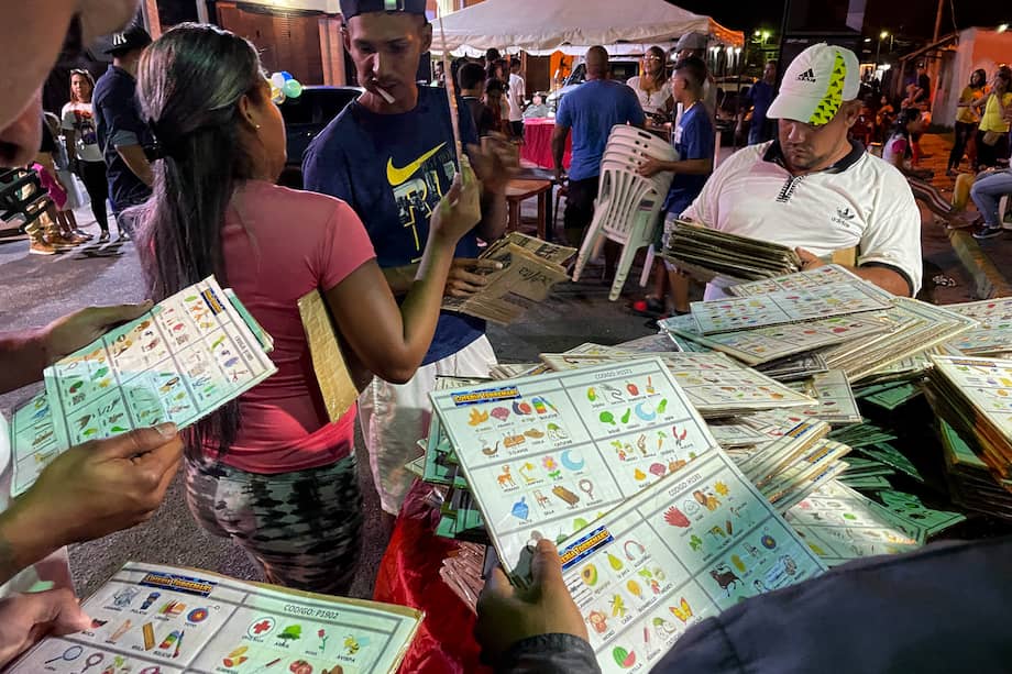 Algunas personas seleccionaron los cartones de bingo en Ciudad Guayana, estado de Bolívar, Venezuela. La noche del 5 de noviembre se rifó un carro.