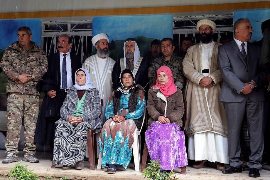 Tres mujeres yazidíes siendo presentadas como unas de las últimas esclavas secuestradas en salir de Al Baguz, el que era el último reducto del grupo yihadista Estado Islámico en Siria. / EFE