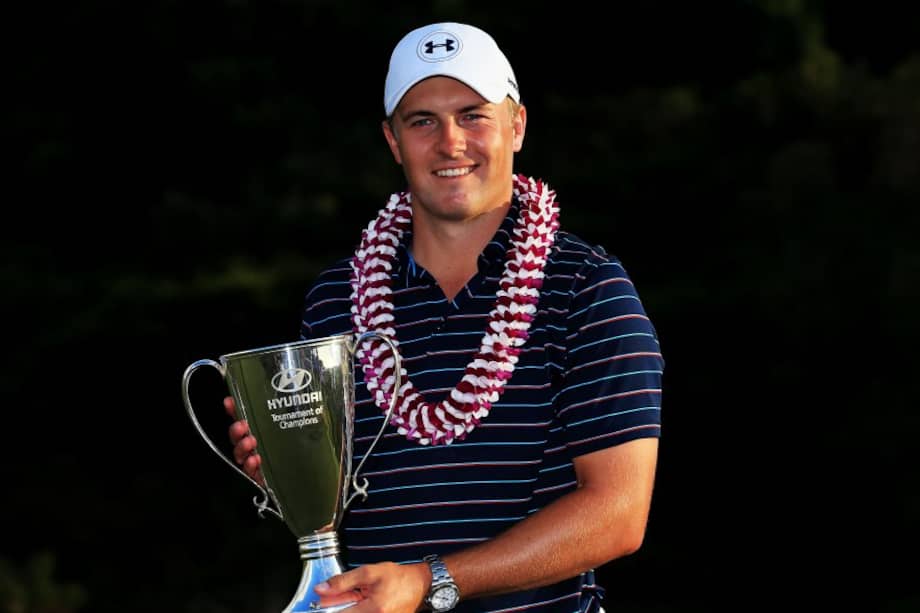 Jordan Spieth posa con el trofeo del Torneo de Campeones. / AFP