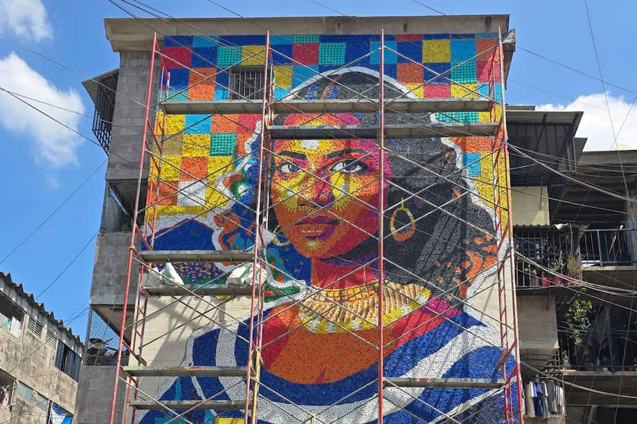 Para la elaboración del mural, se utilizaron más de 100.000 tapas recicladas.